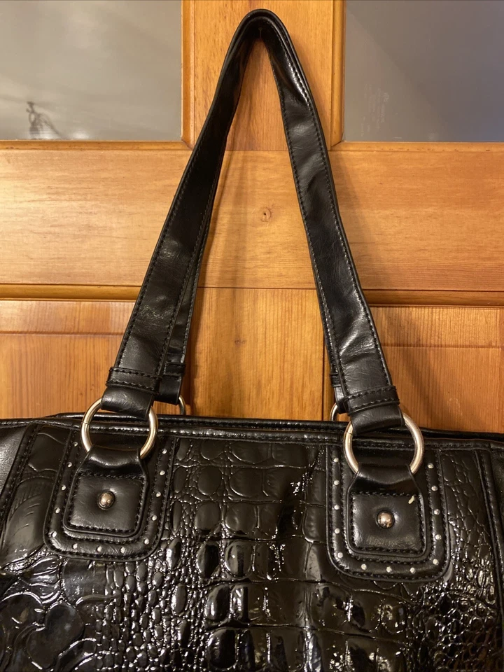 Bolso de Hombro Reliquia Imitación Charol Negro Multi Bolsillo Acentos Plateados Foto 3 de 4