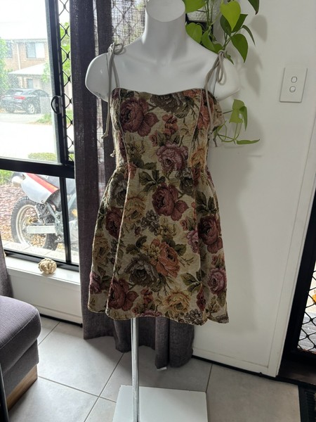 171. Floral Fit and Flare Unique Short Dress Flattering Size 12
