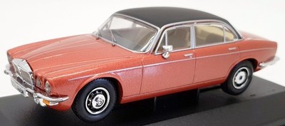 Corgi Maßstab 1:43 Modellauto VA13903 - Daimler Double 6 Serie 2 Vanden Plus