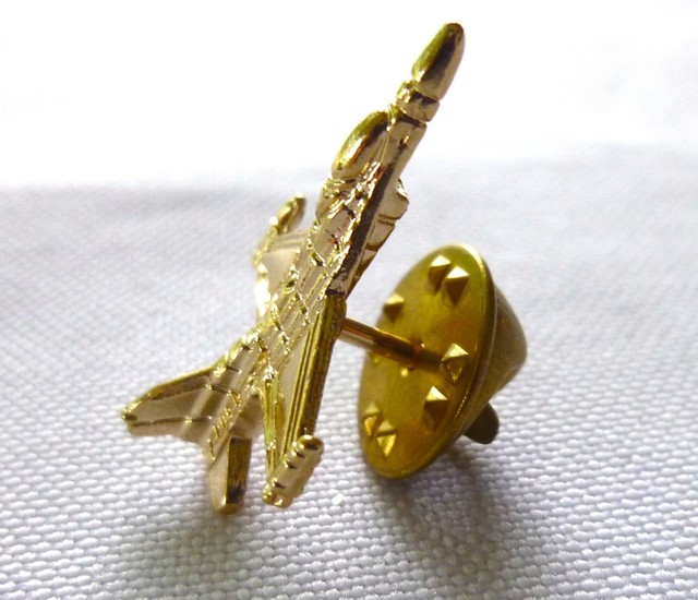 FIGHTER JET AIRCRAFT LAPEL PIN Gold Coloring with Butterfly Clasp >NEW