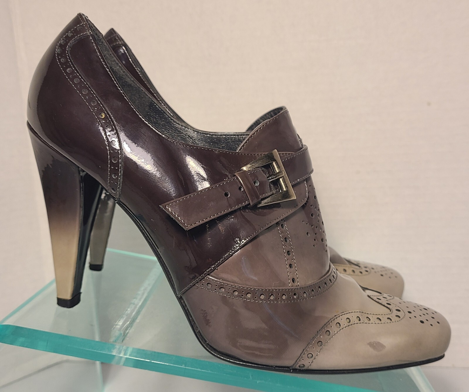 Stuart Weitzman Gray Patent Leather Oxford Style Pump w/buckle Sz 7 (38)