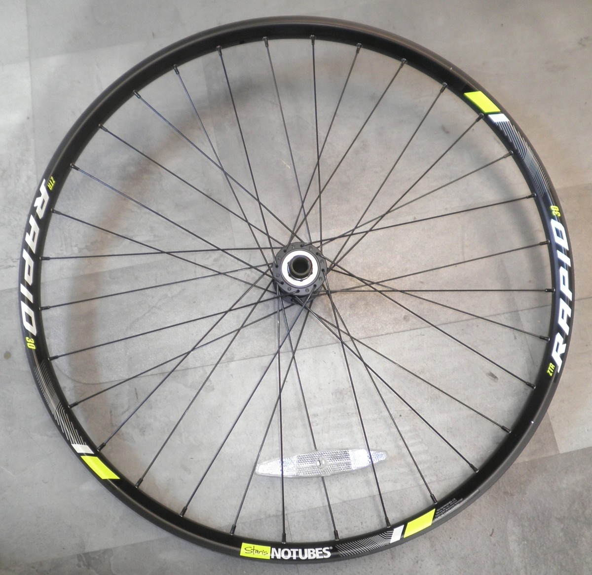 STANS RAPID 30 ZTR NO TUBE 27.5 in X 3 FRONT BIKE BICYCLE RIM/HUB