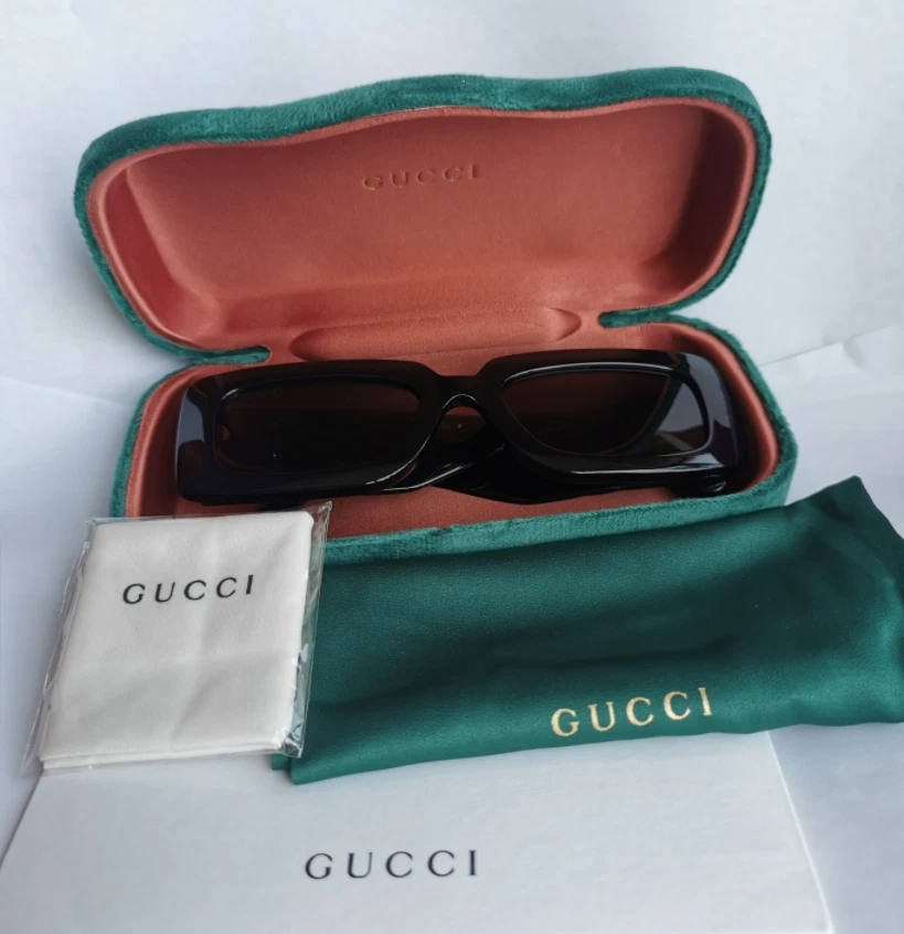 AUTHENTIC GUCCI GG0811S THICK RIM RECTANGLE QUILTED SUNGLASSES IN BLACK - Image 2 of 4