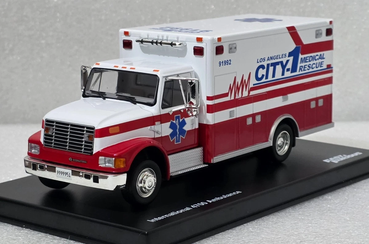 Direct Collections 1/43 Scale Model Truck 2804 - Renault R2087 Ambulance