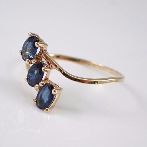 10K Yellow Gold Natural Blue Sapphire Three Stone Promise Ring - Foto 4 di 5