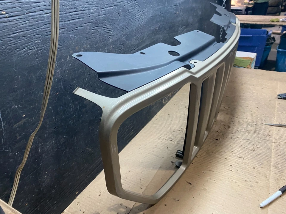 Jeep Liberty 2008 2009 2010 2011 2012 parrilla superior delantera OEM t9508 DG Foto 3 de 4