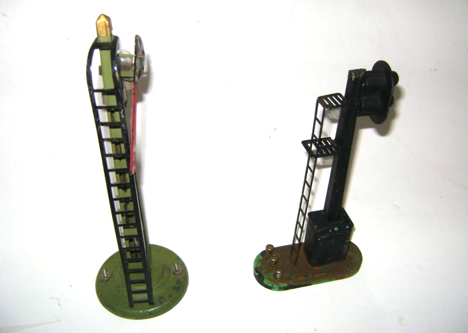 Vintage Set of Model Railroad Stop And Go Signals Pressed Steel Train - Image 2 of 4
