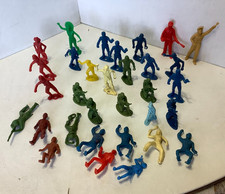 Lot of 32 Vintage Plastic Army Men Soldier Figures Assorted