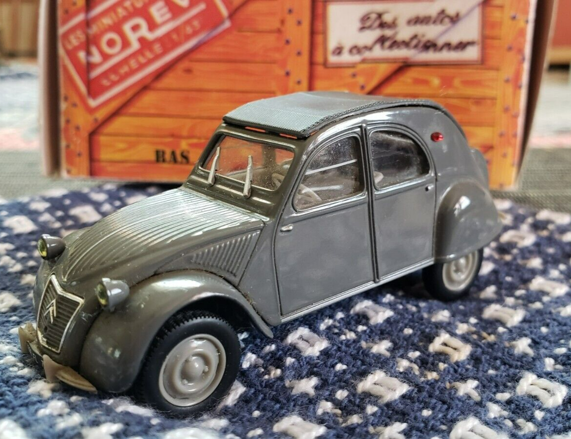 ancienne NOREV - 1/43 - plastique - n° 56 - Citroën 2cv AZ Luxe