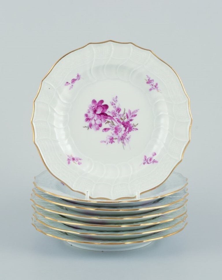 食器 Meissen Porcelain Meissen, Germany. Set of seven porcelain plates hand-painted with