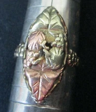 Size 7 1/2 Ladies 4.5 Grams Of Solid 10K Gold Green & Rose Leaves & Gold Grapes