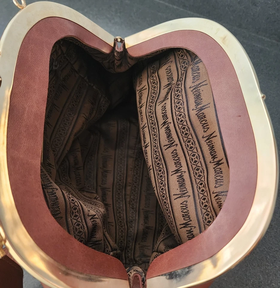 Cartera Neiman Marcus Vintage Tostada/Coñac con Borde Dorado Cuero 12" Ancho 10" Alto Foto 2 de 4