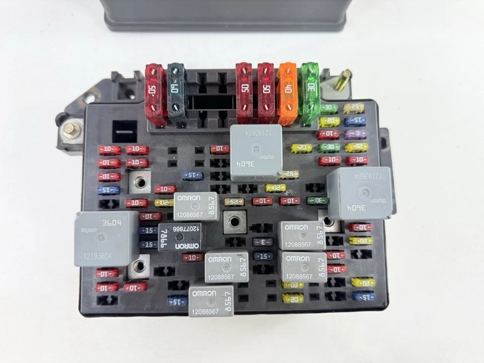 Chevrolet S10 Blazer Jimmy 2000-2005 OEM motor relé de fusibles caja de conexiones 15328840 Foto 2 de 4