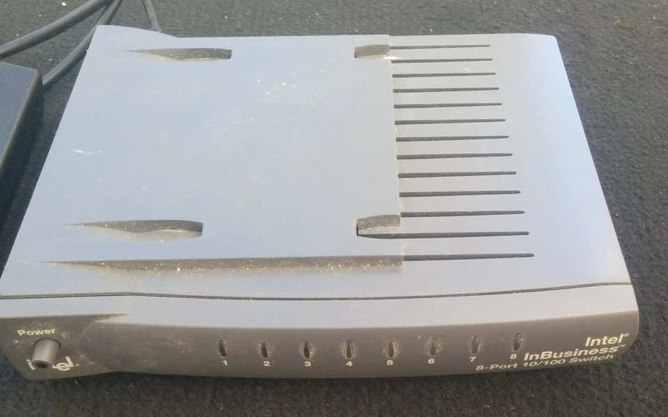 Intel 8-port 10/100mbps network switch  - Image 2 of 4