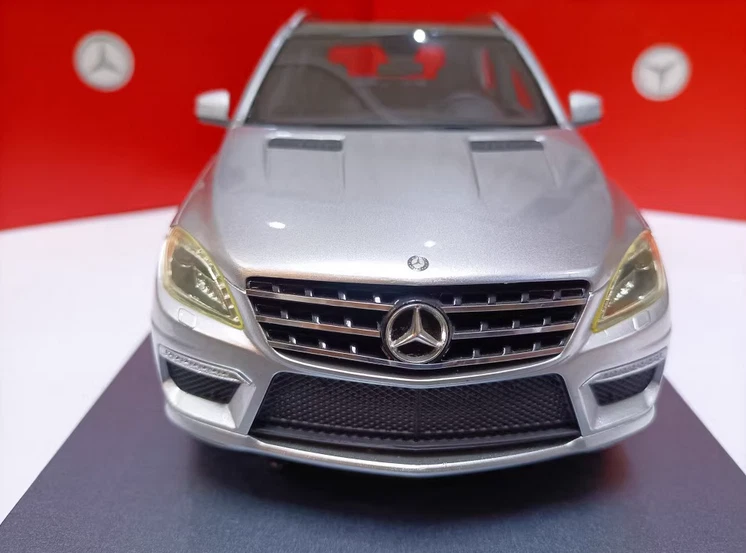 ベンツ 1/18 メルセデスベンツ ML63 AMG SUV 2012 銀 1/18 Resin car model Mercedes Benz ML63 AMG SUV 2012 White/Silver