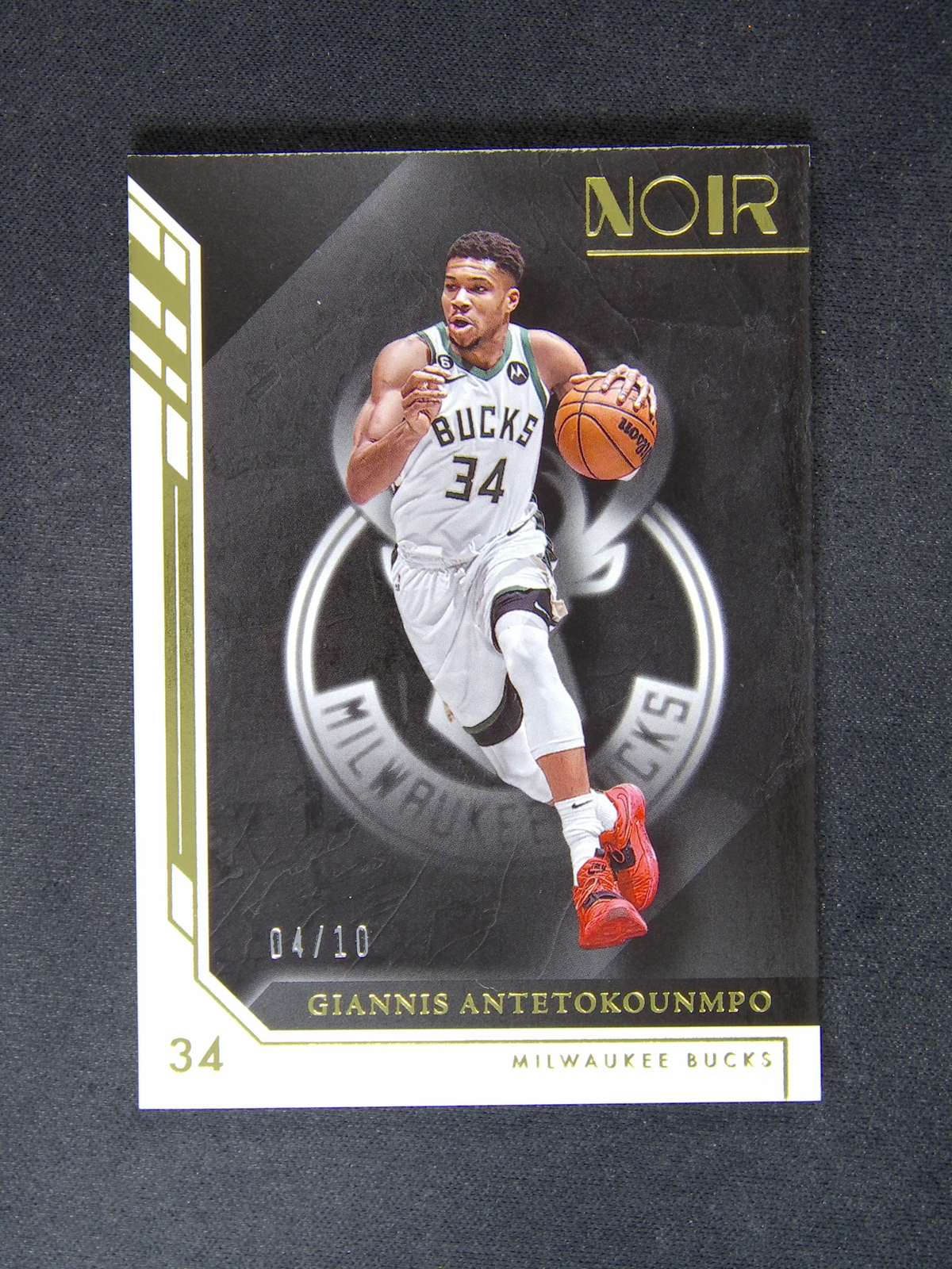 2022-23 Panini Noir Giannis Antetokounmpo #49 Association Edition Gold /10