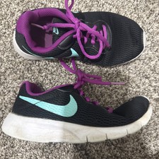 Nike Tanjun Kids Size 2.5 Black Pink