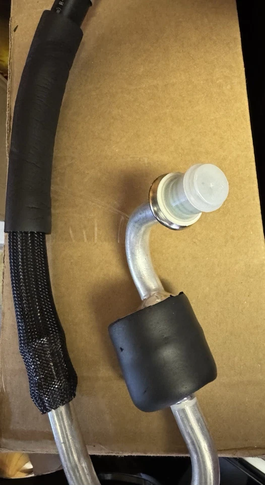 Conjunto de manguera de línea de succión de aire acondicionado UAC HA 111693C para Ford Mustang 96-98 Foto 2 de 3