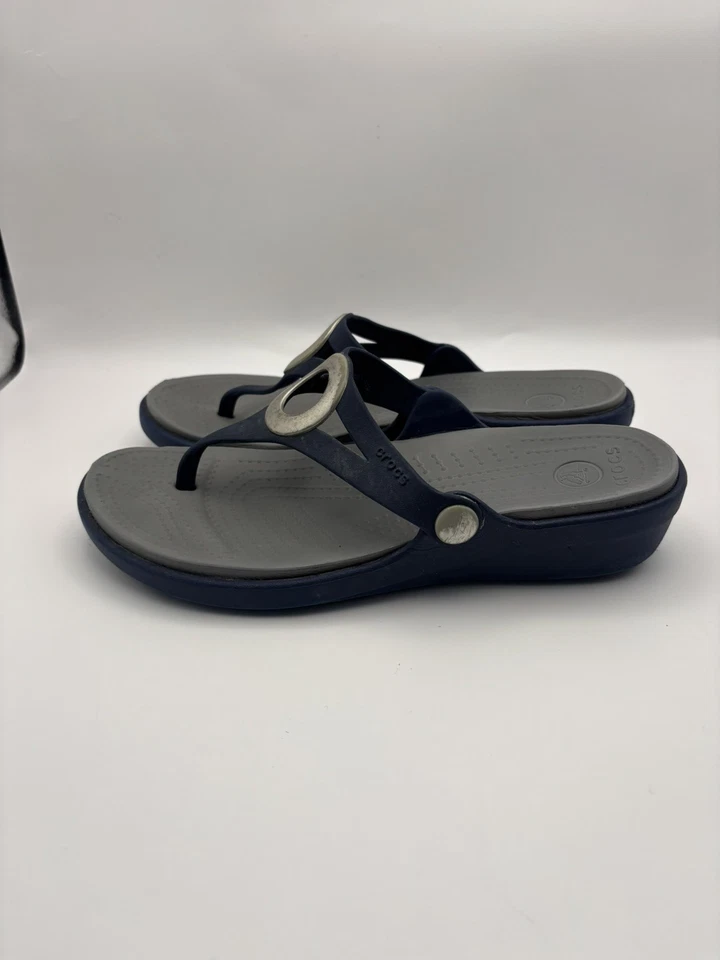 Sandálias anabela Crocs Sanrah azul e cinza femininas tamanho 7 - Imagem 4 de 4