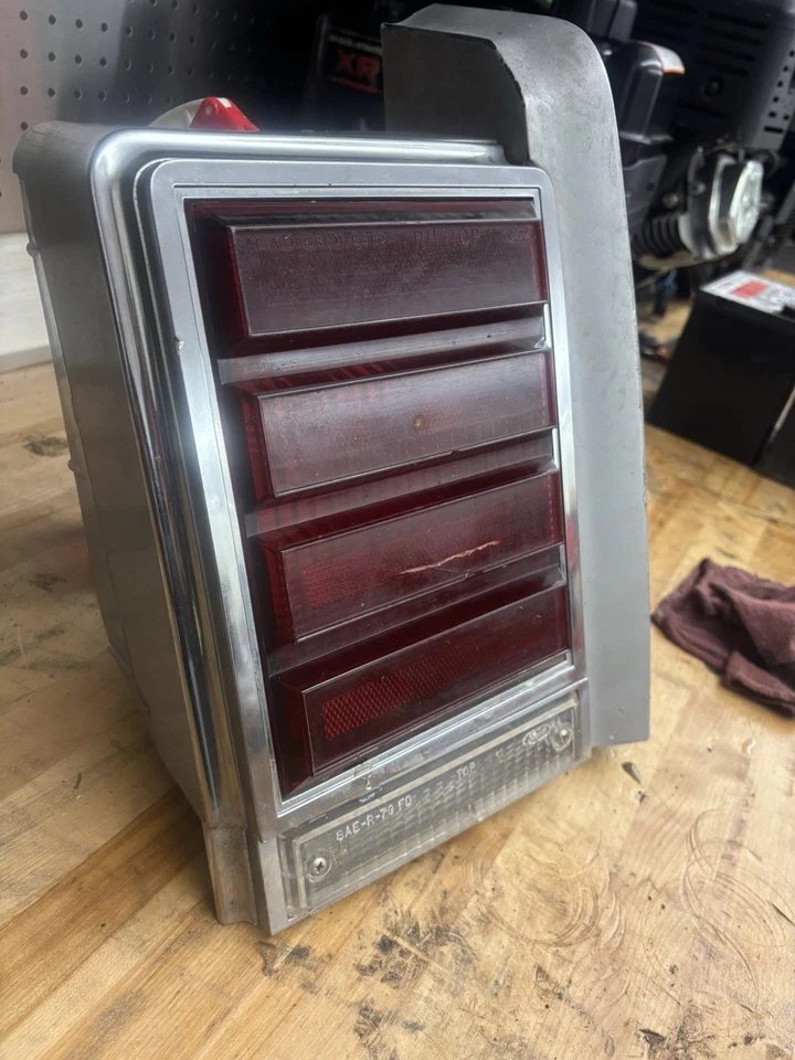 Ford Crown Victoria LTD 1986 conjunto de luces traseras laterales para pasajeros agrietadas usadas Foto 4 de 4