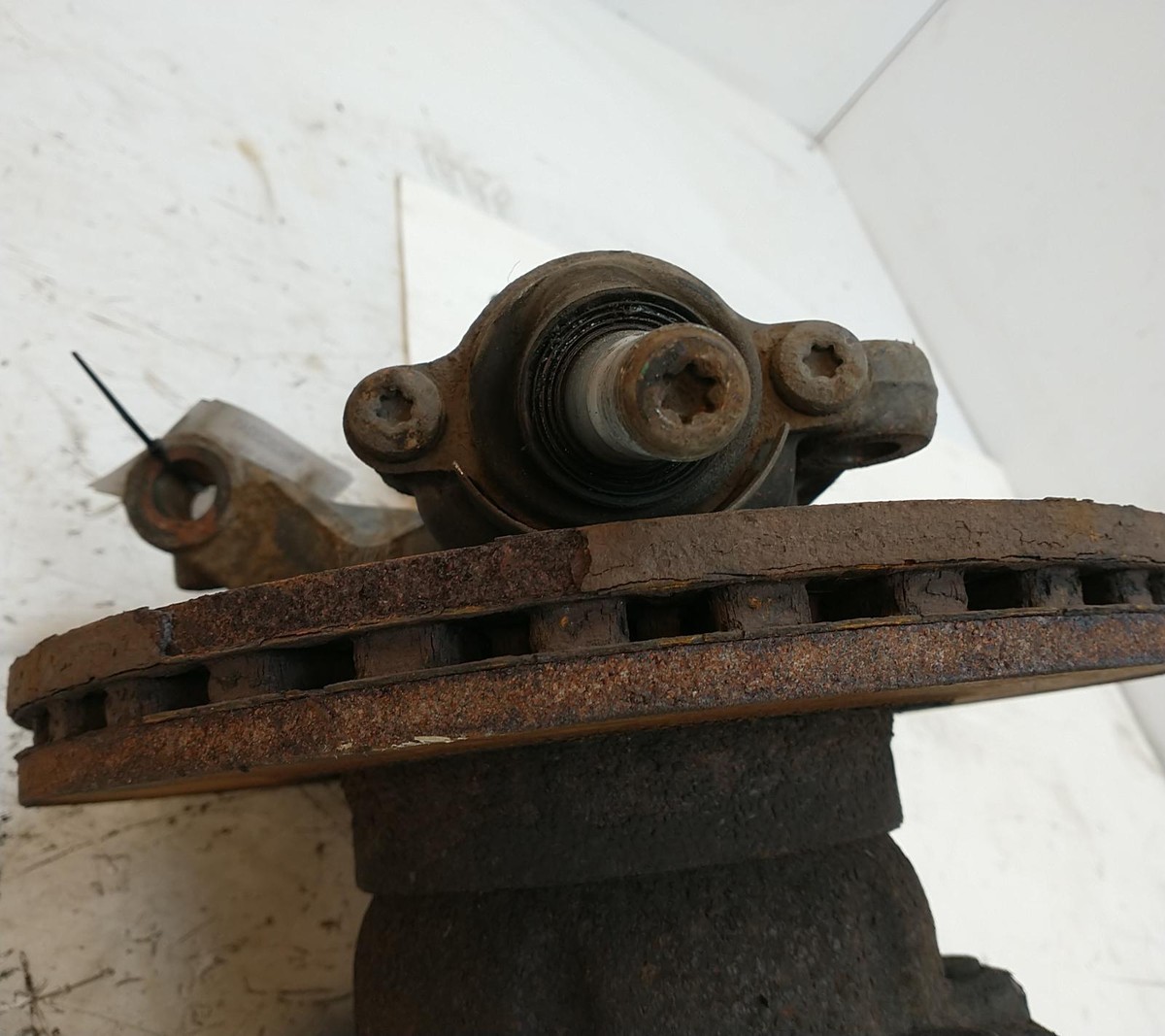 FORD TRANSIT LEFT SIDE HUB 2.0L Diesel 6 [mvr:speed] Manual 