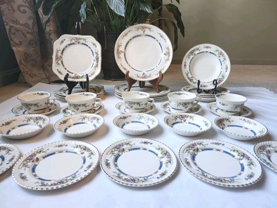 Lot Of 35 Johnson Bros Old English Porcelain Set Dinner/Salad/Bread/BerryBowl