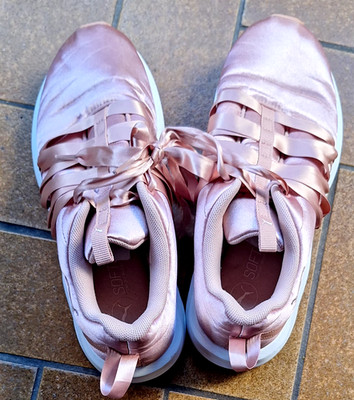 Dies sind Puma Prowl Alt Satin Sneaker für Damen, erhältlich in Farbtönen wie Al