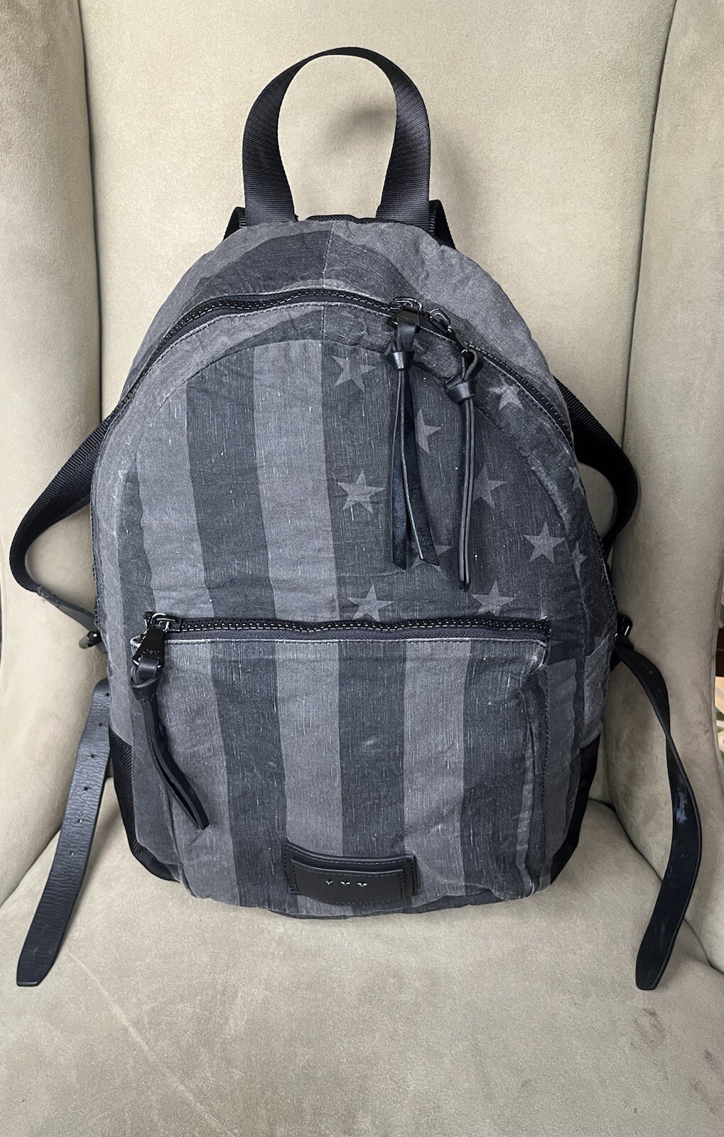 Mochila John Varvatos Gibson Bandera EE. UU. Cuero Gris y Negro, Lona Usada en Excelente Condición