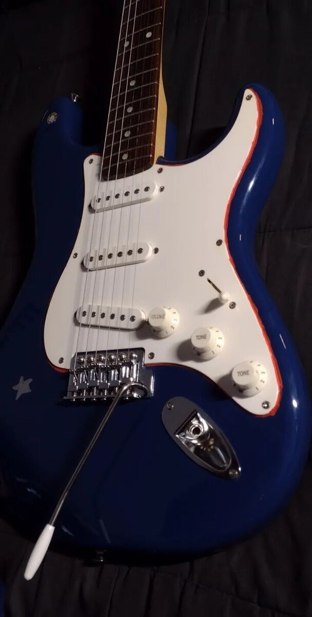 FENDER SQUIER AFFINITY STRAT- 2001 MIC, BALTIC BLUE, PLAYS FENDER SQUIER AFFINITY STRAT- 2001 MIC, BALTIC BLUE, PLAYS