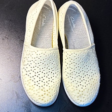 Clarks Cloudsteppers Women s Slip-On Comfort Cushioned Perforated cream size 6.5
