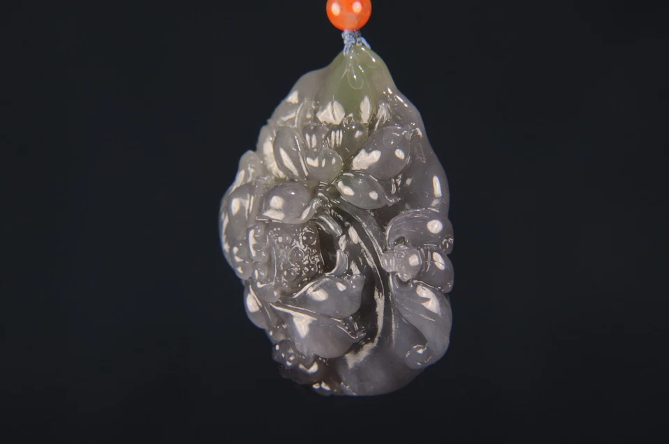 COLGANTE DE MURCIÉLAGO Y LOTO TALLADO A MANO XIN JIANG PÚRPURA JADE 100 % NATURAL CERTIFICADO 33,7 g Foto 3 de 4