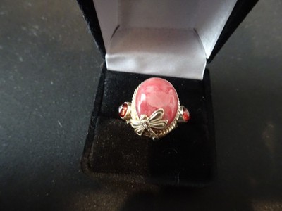 #740 - STERLINGSILBER RING MIT LIBELLE AUF SCHÖNEM STEIN -- SCHÖN - 925
