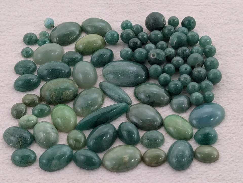 81 Green Aventurine Polished Gemstones Cabochons & Beads 440 carat (88.0g) Lot - Image 3 of 4