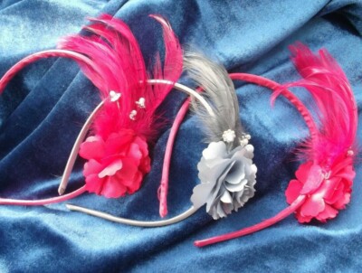 Mädchen Fuchsia Rosa Blume/Feder/Silber Perlen Spray Stirnband Hochzeit, Party.