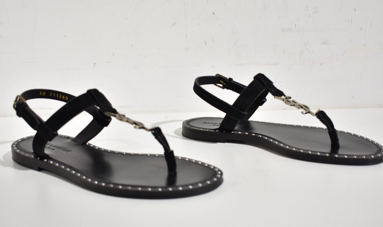 Sandalo piatto perizoma borchie logo Saint Laurent YSL Iota 05 camoscio nero 36