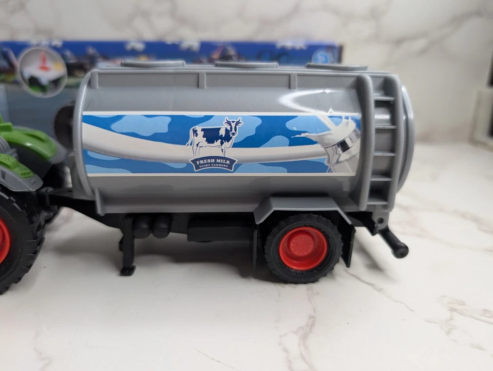 Tractor máquina de leche Chad Valley Light & Sound Farm Fendt 27 cm en caja. Foto 4 de 4