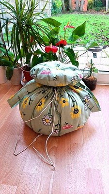 Eine isolierte, handgefertigte grüne Thermokochtasche für heiße Töpfe und langsames Kochen