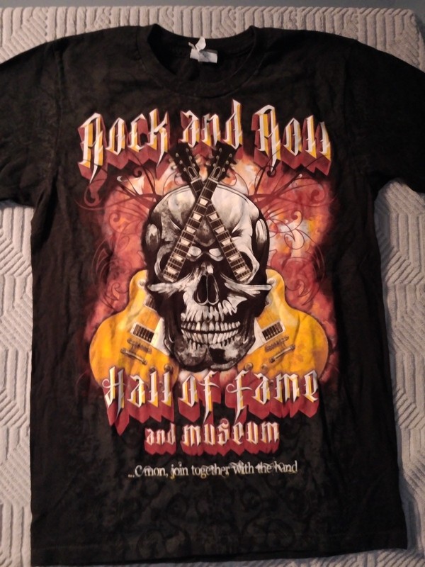 ROCK AND ROLL HALL OF FAME MUSEUM SKULL & GUITARS BLACK T-SHIRT  SIZE S