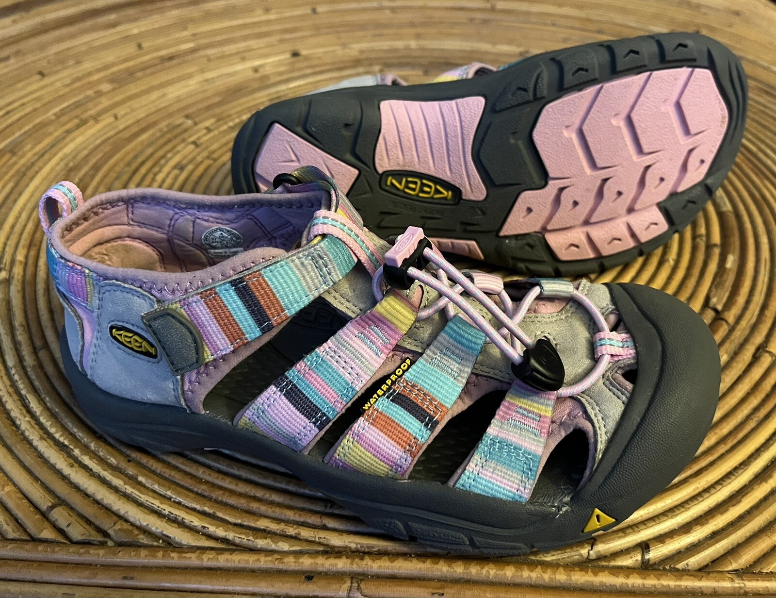 Sandali ad acqua rosa KEEN design a righe pastello Newport H2 per ragazze taglia 4 ex condish