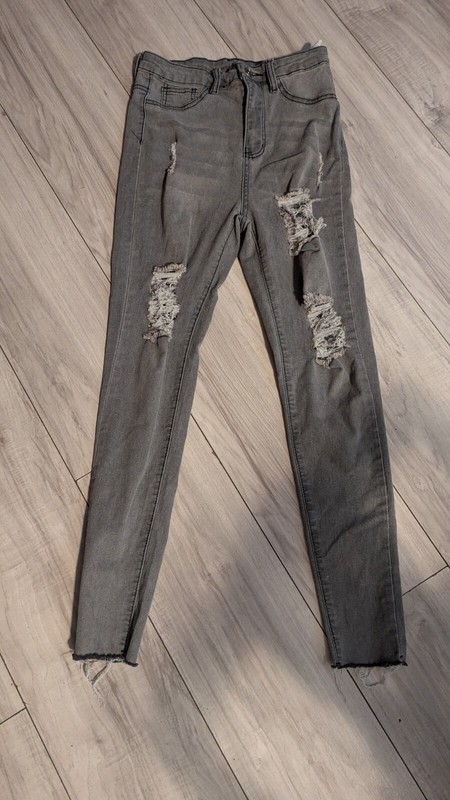 GRAY  JEANS WITH HOLES MADE BY SHEIN    SIZE 4 