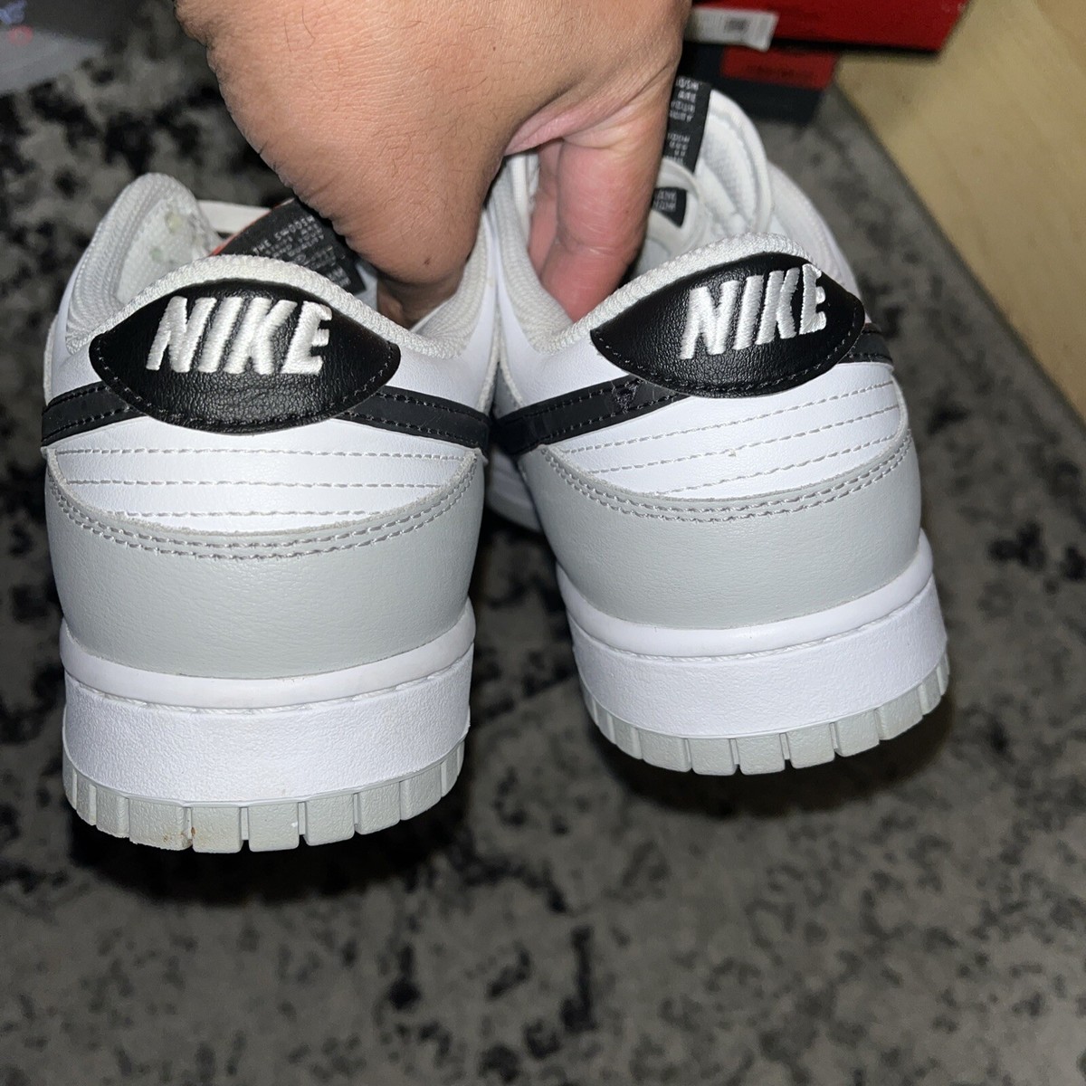 希少♪ 激レア♪注目の NIKE DUNK LOW RETRO GREY FOG ★ 送料込 Nike Dunk Low SE Lottery Grey Fog / Light Crimson DR9654-001