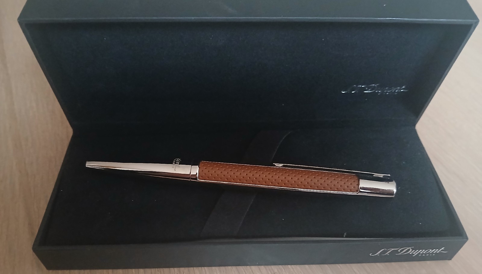 Stylo plume S.T. Dupont Défi cuir marron évite les ratures avec sa glisse palladium