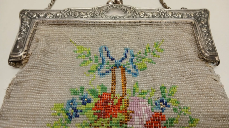 Cartera antigua de plata con micro cuentas de vidrio y repujado Foto 3 de 4