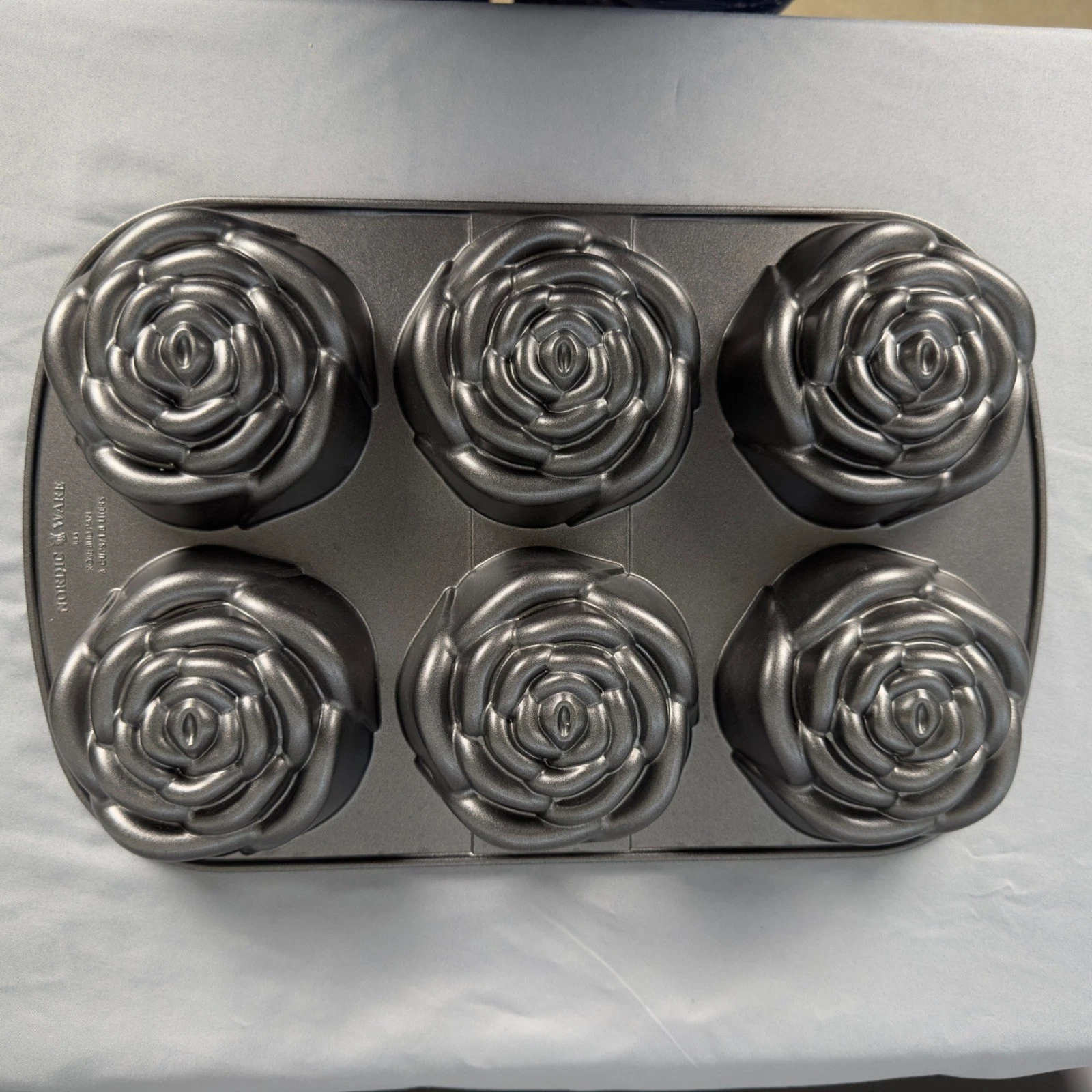 Nordic Ware Rose Bud Pan 6 Cup Cast Aluminum Non-Stick Floral Cake Mold Grey USA
Opens in a new wind