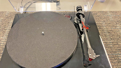 Pro-Ject Debut Carbon With Ortofon 2m Red Cartridge