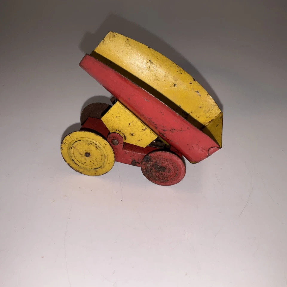 "Increíble remolque de volteo de juguete de hojalata rojo y amarillo antiguo vintage/antiguo de 3"" de largo" Foto 4 de 4