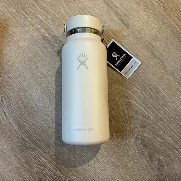 Hydro Flask NWT 40oz in 2023  Stylish glasses, Bath body works