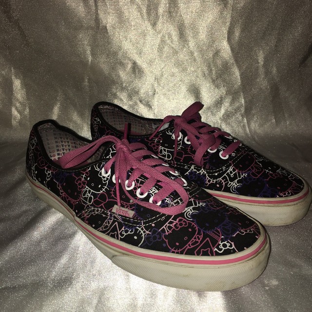 Hello Kitty Black Passion Flower 