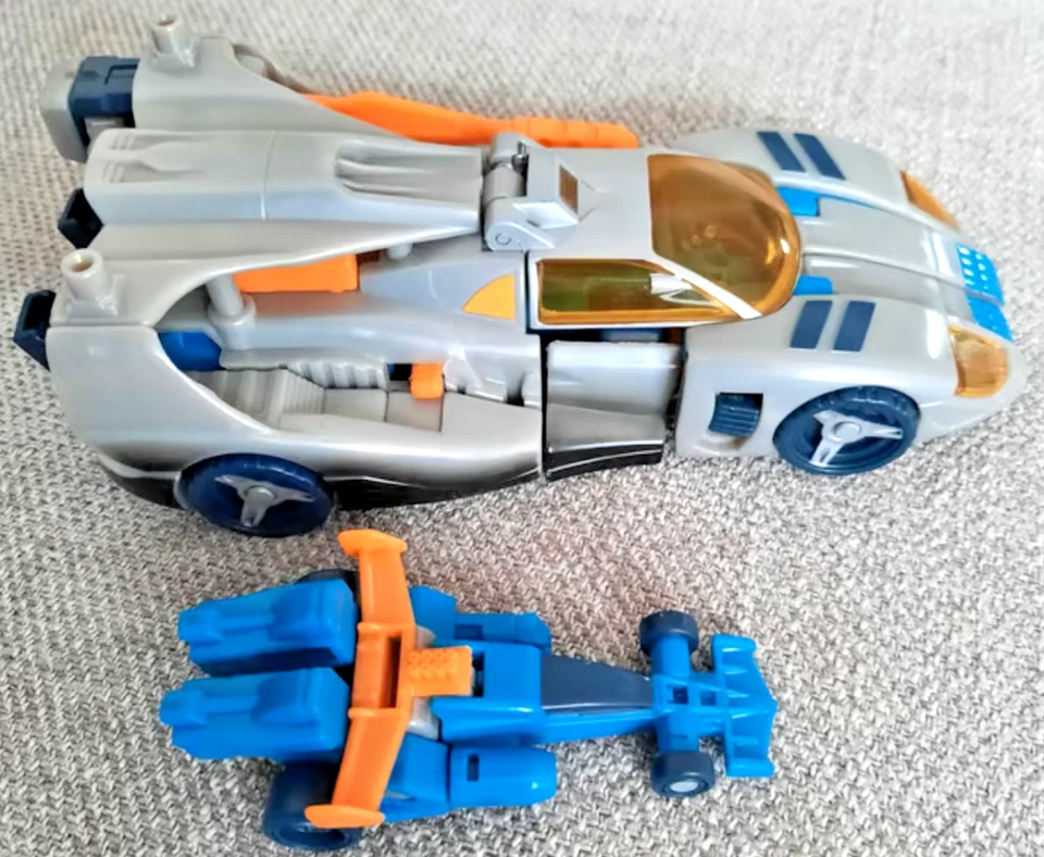 Transformers Armada Blurr Autobot with Mini-Con Incinerator 2002 Nearly Complete - Image 2 of 4