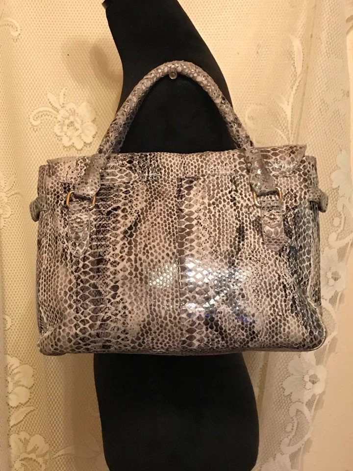 Cartera de cuero de piel de serpiente Elliott Lucca con asas superiores dobles y borla Foto 3 de 4